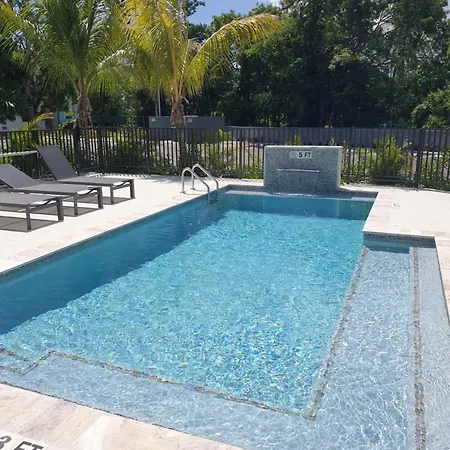Modern 2 Bedroom Walking Distance To The Beach!